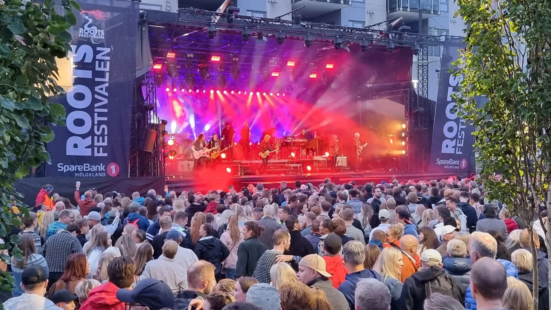 Rootsfestivalen er mer enn bare musikk. Den samler folk tilbake til røttene sine – gamle venner møtes igjen, bygda fylles med liv, og utflyttede får kjenne på hjemfølelsen på nytt